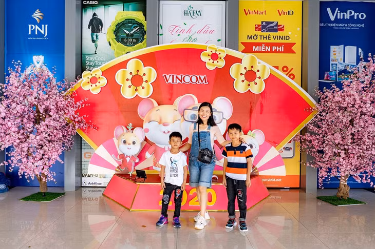 Trong khi đó, tại các tỉnh/thành phố khác, Vincom cũng trở thành tâm điểm của những tấm hình gia đình lung linh trong dịp năm mới