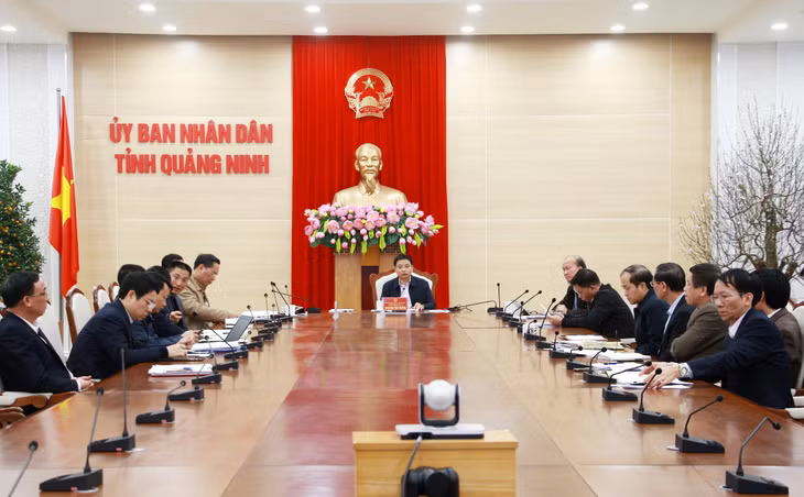 Đồng chí Nguyễn Văn Thắng, Phó Bí thư Tỉnh ủy, Chủ tịch UBND tỉnh, chủ trì cuộc họp.