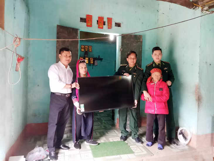 Đồn Biên phòng Quảng Đức trao tặng ti vi cho hộ nghèo bản Vắn Tốc, xã Quảng Đức.