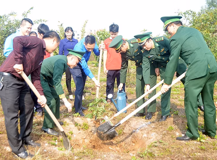 Cán bộ, chiến sĩ, chính quyền địa phương, đoàn thanh niên, học sinh tham gia trồng cây.