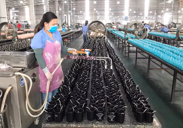 Lao động làm việc tại bộ phận rót nế, Công ty TNHH MTV Nến Nghệ thuật AIDI Việt Nam (KCN Cái Lân, TP Hạ Long)