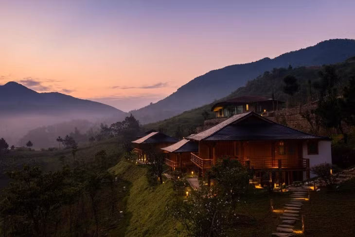 Trên hành trình đến Mù Cang Chải, du khách cũng có thể dừng chân ở Tú Lệ, nơi giao thoa văn hóa của đồng bào dân tộc Thái, Dao, H’mông, để được hòa cùng nhịp sống của những con người hồn hậu nơi đây. Với cơ sở vật chất nghỉ dưỡng ngày một tiện nghi, nhưng vẫn giữ được nét đặc trưng, Tú Lệ hứa hẹn tạo ra những trải nghiệm khó quên cho mùa tớ dày năm nay. 