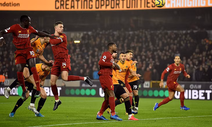 Henderson (số 14) đánh đầu mở tỷ số cho Liverpool ngay phút thứ tám. Ảnh: LFC.