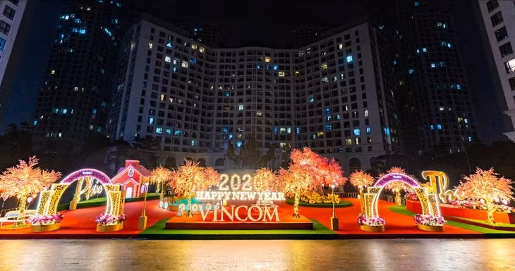 Cổng vũ môn và khu vườn hoa đào xuân khổng lồ tại Vincom Mega Mall Royal City đã chính thức lên đèn rực rỡ, phục vụ các gia đình du xuân đón Tết.