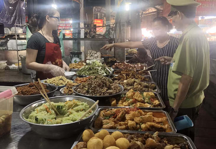 Hầu hết thức ăn đường phố không được che đậy. Ảnh: Một hộ kinh doanh thức ăn chế biến sẵn tại chợ Hạ Long 2. Tháng 12/2019