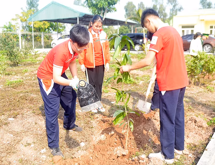 Các em học sinh phường Tuần Châu tham gia trồng cây tại lễ phát động của BĐBP tỉnh.