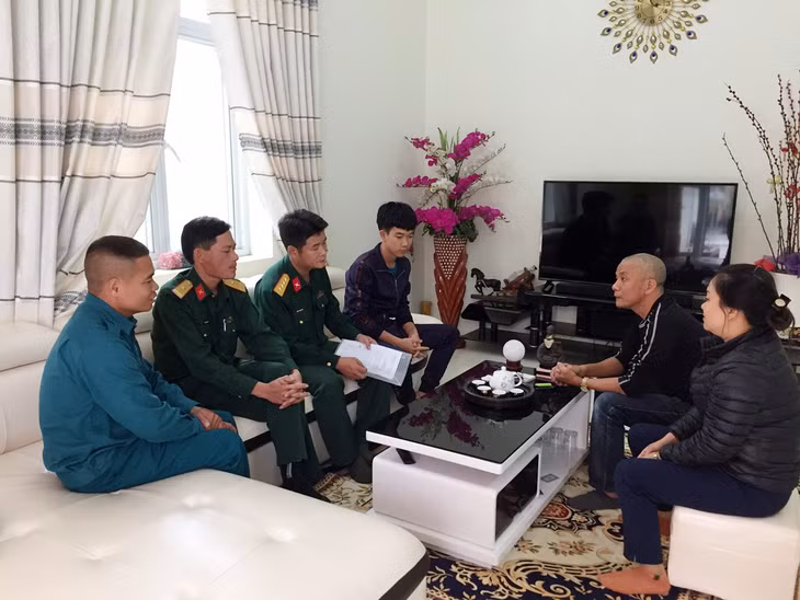 Ban CHQS TX Đông Triều phối hợp với các lực lượng tuyên truyền, vận động công dân trong độ tuổi nhập ngủ tham gia thực hiện nghĩa vụ quân sự tại phường Hồng Phong. Tháng 11/2019.