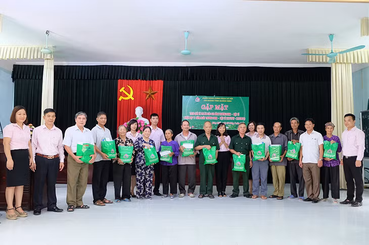 NHCSXH chi nhánh Quảng Ninh đã trao tăng 15 suất quà cho các gia đình chính sách tại TX Đông Triều