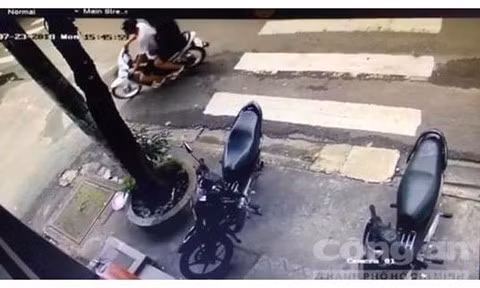 Camera an ninh ghi lại hình ảnh hai nghi phạm thực hiện vụ cướp giật tài sản tại quận Tân Phú.