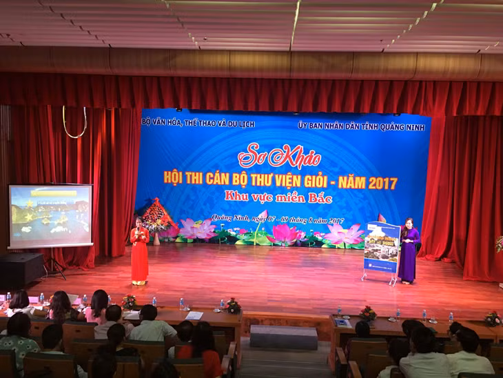 Thí sinh Đào Thị Hoài Thu thể hiện tài năng trong phần thi giới thiệu sách.