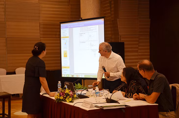 Các đại biểu thực hành triển khai một văn công chứng điện tử. 