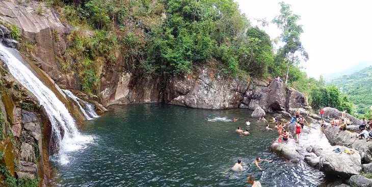 Thác Khe Vằn đón hàng trăm lượt khách đến tham quan mỗi ngày.