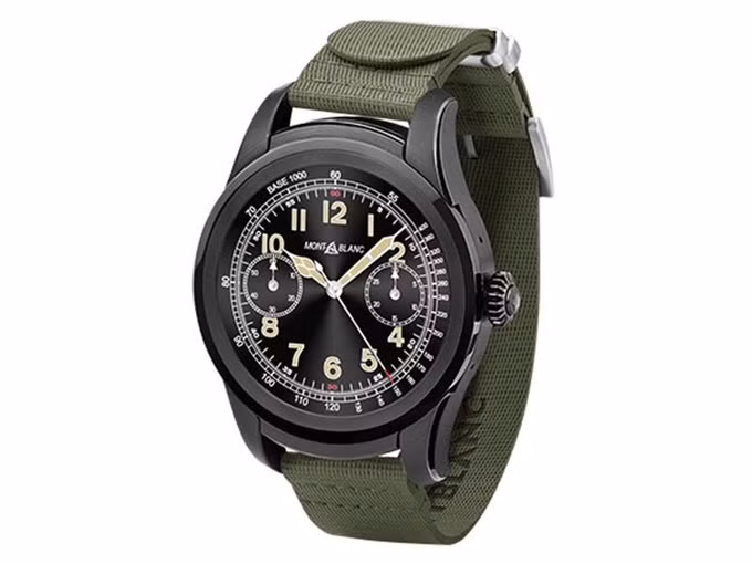 Montblanc Summit, có giá 930 USD. Mặc dù trông có vẻ cổ điển, Summit chạy hệ điều hành Wear với khả năng điều hướng, chuyển ngữ, thông báo cuộc gọi và tin nhắn văn bản. Nó cũng tích hợp tính năng cảm biến nhịp tim, theo dõi tập thể dục và bộ nhớ có thể tải nhạc. Pin có dung lượng đủ dùng cho một ngày.