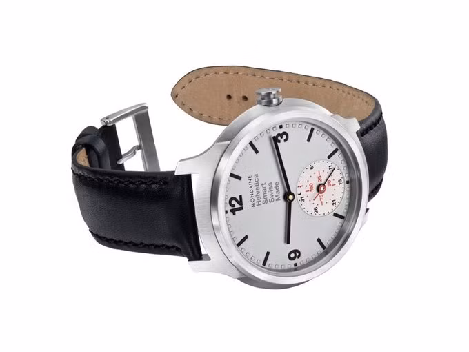 Mondaine Helvetica 1 Smart Watch có giá 550 USD, với thiết kế thiên hướng hiện đại và tối giản. Nhìn bề ngoài nó trông như một chiếc đồng hồ bình thường nhưng lại đi kèm tính năng theo dõi giấc ngủ và tập thể dục. Thậm chí nó có thể tự động thay đổi thiết lập khi cảm nhận người dùng đang ở một múi giờ mới. Một điểm khác biệt là pin có tuổi thọ khoảng 2 năm.