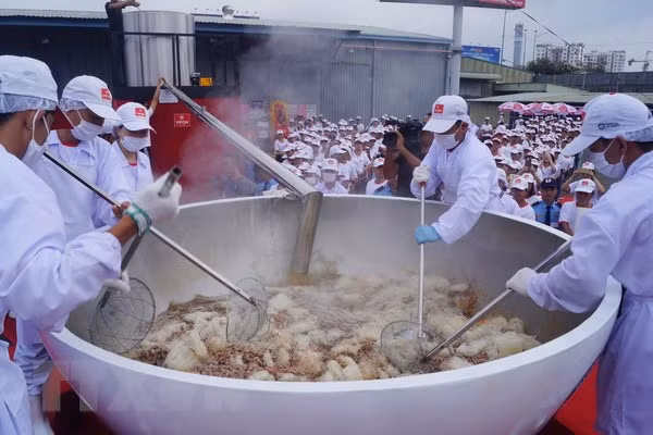 Các chuyên gia ẩm thực và nghệ nhân đang thực hiện quy trình nấu phở. (Ảnh: Mỹ Phương/TTXVN)