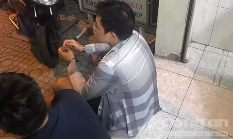 Hai nghi phạm bị công an bắt giữ.