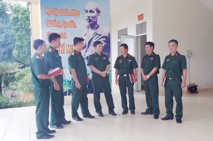 Cán bộ chỉ huy Ban CHQS huyện Ba Chẽ trao đổi chia sẻ vể chuyên môn nghiệp vụ với các cán bộ trong đơn vị,