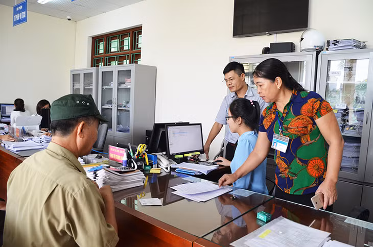 Cán bộ bộ phận 1 cửa tiếp nhận và trả kết quả phường Phương Nam hướng dẫn người dân giải quyết thủ tục hành chính