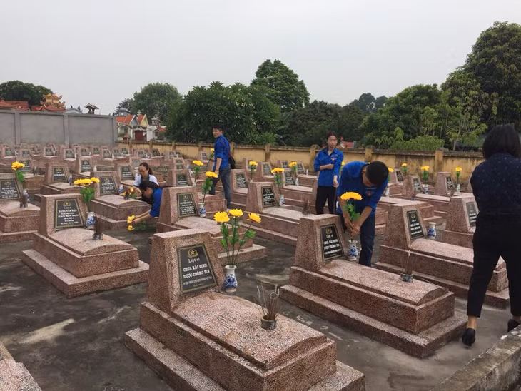 Tuổi TX Đông Triều tham gia làm sạch môi trường tại Nghĩa trang liệt sĩ Thị xã. Ảnh: Thị đoàn cung cấp.