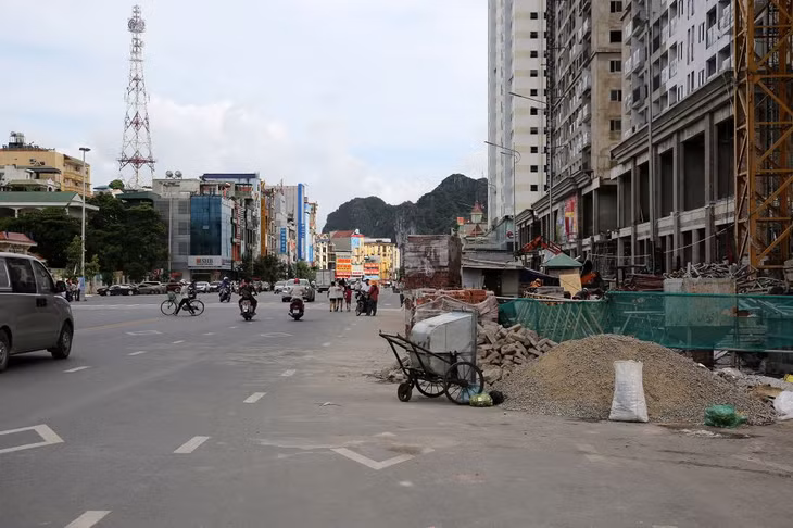 Tuy nhiên việc thi công đã gây ảnh hưởng tới người tham gia giao thông trên tuyến đường này.