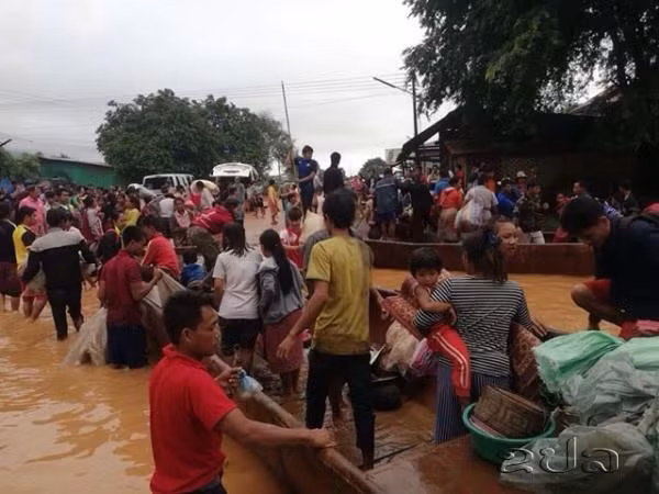 Cứu hộ người dân bị lũ tại Sanamxay. (Nguồn: KPL)