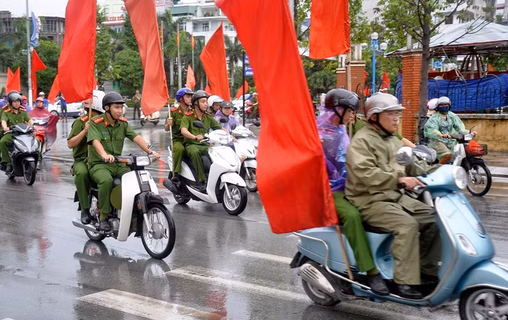 Công an TP Hạ Long xuống đường tuyên truyền thực hiện “Tháng cao điểm đấu tranh PCTPMT” (tháng 6/2018).