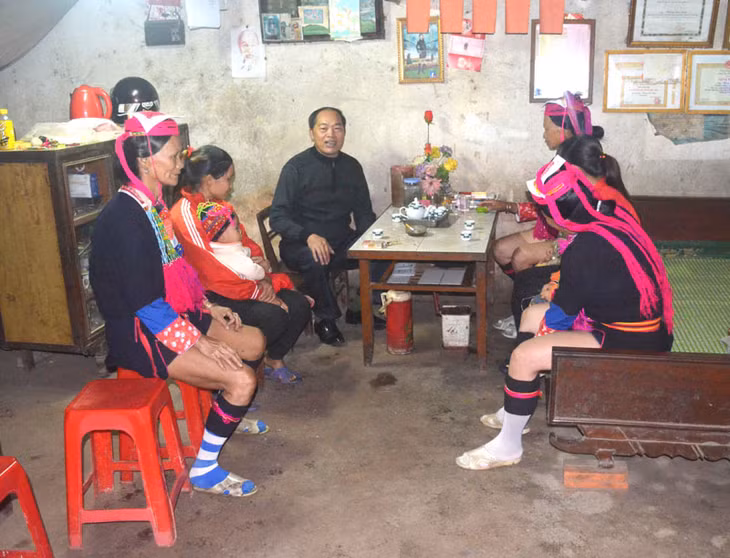 Ông Choóng Sau Quay, người có uy tín ở thôn Khe Mươi, xã Đại Thành, trò chuyện với người dân về việc giữ gìn an ninh trật tự ở xã.