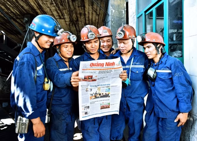 Thợ mỏ Mạo Khê đọc báo Quảng Ninh. Ảnh: Phạm Mạnh Hùng (CTV).