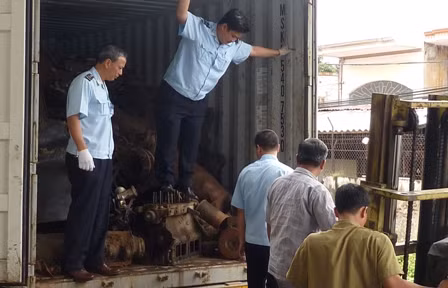 Cán bộ hải quan kiểm tra thực tế lô hàng nhập khẩu. Ảnh: Hải Anh.