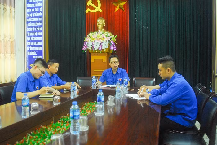 Anh Đỗ Trần Hanh (thứ 3 từ trái sáng), Phó Bí thư Đoàn phường Cẩm Sơn, trao đổi với đại diện các Chi đoàn về kết quả hoạt động hè tại khu dân cư. 