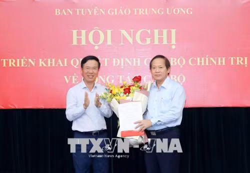 Đồng chí Võ Văn Thưởng trao Quyết định của Bộ Chính trị cho đồng chí Trương Minh Tuấn. Ảnh: Phương Hoa/TTXVN