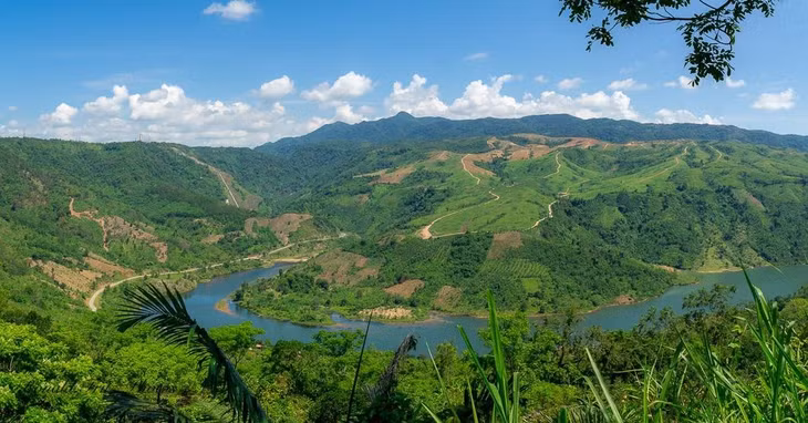 Khe Sanh nằm trong một thung lũng đất đỏ cao hơn mặt nước biển 400m, bốn bề là đồi núi trùng điệp. Ảnh: Ronaldfphotos