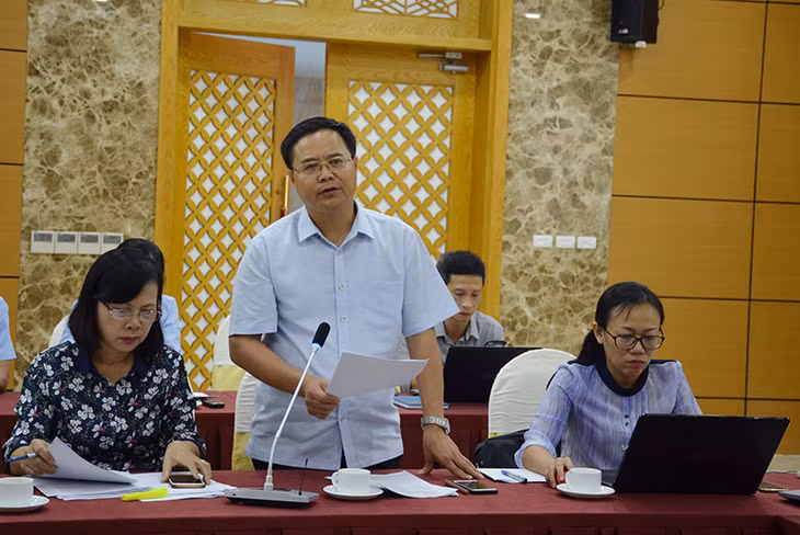 Lãnh đạo Sở Tài nguyên và Môi trường thông tin về kết quả thực hiện chủ đề công tác năm 2018 của tỉnh.