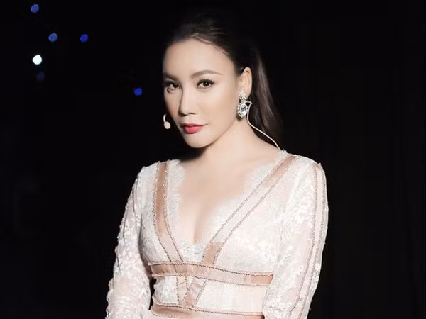 Ca sĩ Hồ Quỳnh Hương với nhan sắc khác lạ của hiện tại.