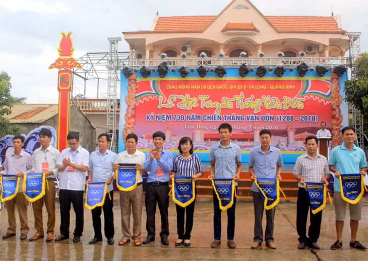 Ban tổ chức lễ hội trao cờ lưu niệm cho các đơn vị tham gia những nội dung của lễ hội.