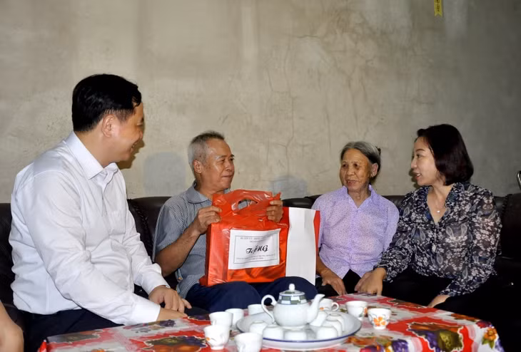 Đồng chí Vũ Thị Thu Thủy cùng lãnh đạo một số Sở, ban, ngành và huyện Bình Liêu tới thăm tặng quà gia đình bố liệt sỹ Lục Văn Bảo, khu Bình Dân, Thị trấn Bình Liêu.