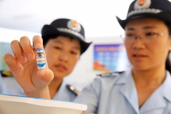 Giới chức kiểm tra vaccine phòng bệnh dại tại Trung tâm Phòng dịch và Kiểm dịch. Ảnh: AFP.