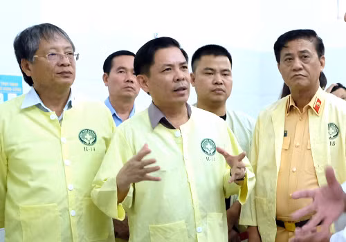 Bộ trưởng Nguyễn Văn Thể (giữa) tại Bệnh viện đa khoa Đà Nẵng. Ảnh: Nguyễn Đông.