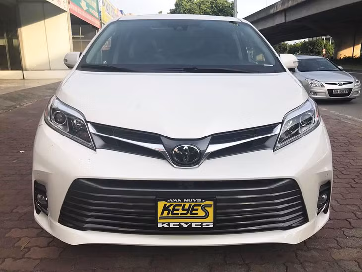 Toyota Sienna 2018 bản Limited trên phố Phạm Hùng, Hà Nội.