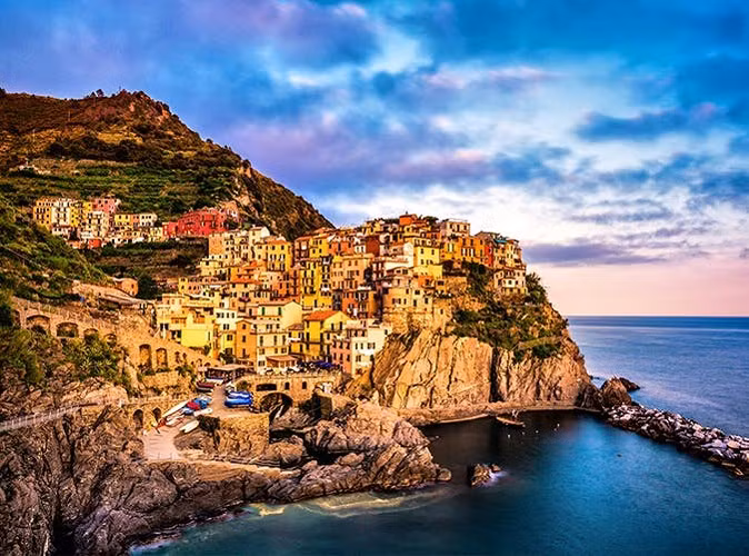  4. Manarola, Italy: Là một trong những làng chài cổ kính tạo nên vùng Cinque Terre đầy màu sắc, Manarola có nhiều vườn nho, vườn chanh và những bức tường thời trung cổ.
