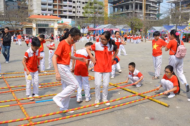 Học sinh đang vui chơi ngoài sân trường ở Trường Tiểu học Trần Hưng Đạo, TP Hạ Long. Ảnh: Lan Anh