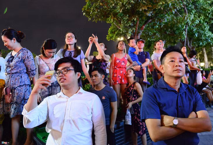 Nhiều khách tham quan đến sớm tranh thủ tìm cho mình những vị trí cao ở các khu vực xung quanh để nhìn được cận cảnh tòa nhà cao hơn 460 m đang dần hoàn thiện.