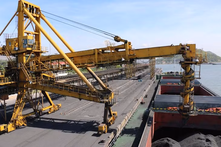 Hoạt động rót than tại Cảng Cẩm Phả (Công ty Kho vận Cảng Cẩm Phả)