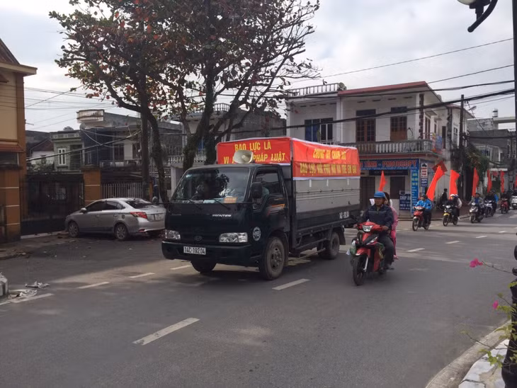Các lực lượng chức năng huyện Hải Hà tuyên truyền về bình đẳng giới