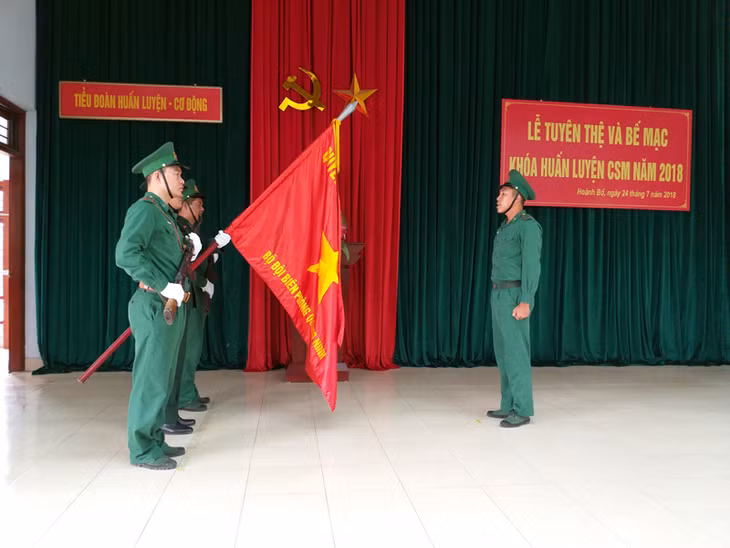 Đại diện chiến sĩ trẻ tuyên thệ trước Cờ thi đua quyết thắng của BĐBP tỉnh