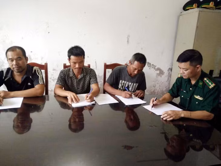 Cán bộ Đồn Biên phòng Quan Lạn hoàn thiện hồ sơ xử lý các chủ phương tiện theo quy định. Ảnh: Hữu Trí (Đồn Biên phòng Quan Lạn) 