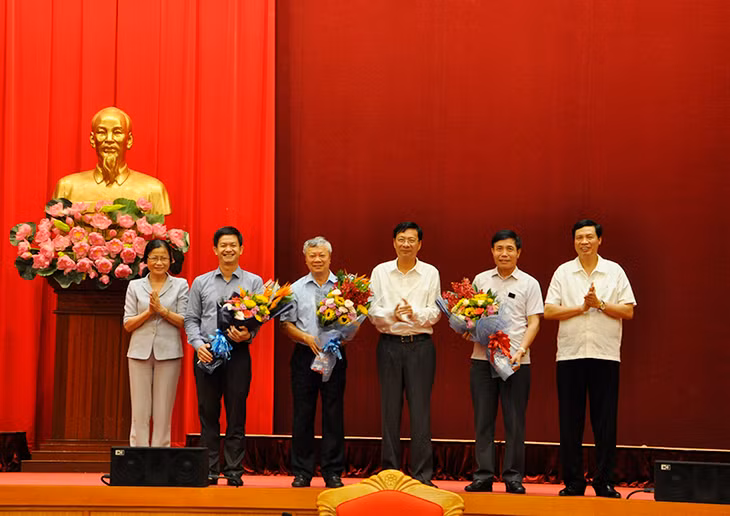 Các đồng chí lãnh đạo tỉnh chia tay các đồng chí nguyên là Ủy viên Ban Thường vụ Tỉnh ủy.