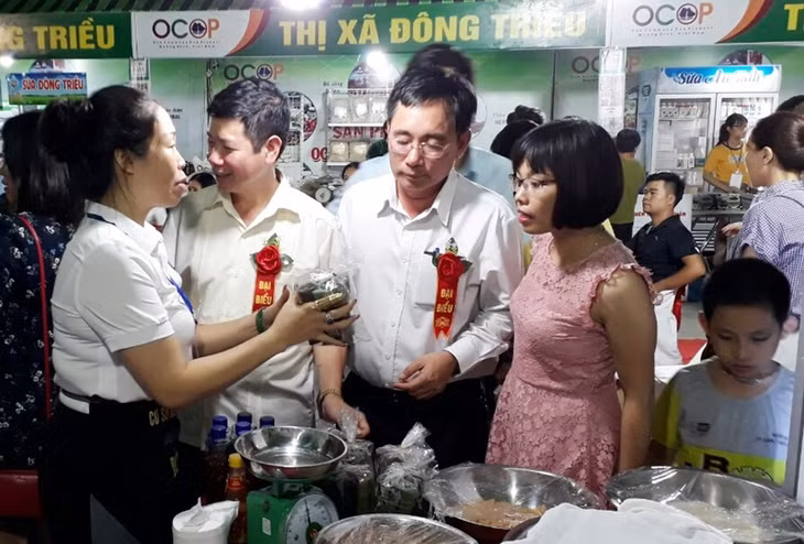 Sản phẩm nem chua của HTX được trưng bày giới thiệu tại hội chợ Tuần kết nôi sản phẩm OCOP tỉnh được tổ chức tại Siêu thị BigC Hạ Long vào cuối tháng 6/2017.