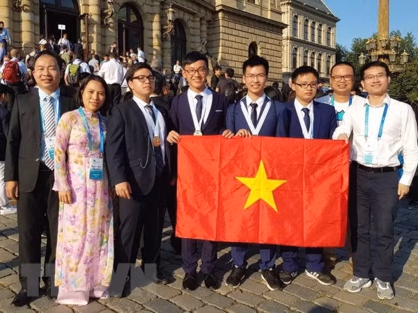 Cả 4 thí sinh Việt Nam tham dự Olympic Hóa học quốc tế năm 2018 đều giành huy chương. (Ảnh:TTXVN phát)