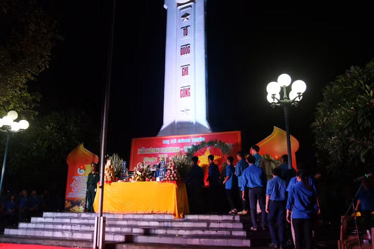 Thị xã Đông Triều đã tổ chức chương trình Thắp nến tri ân, viếng nghĩa trang liệt sĩ nhân kỷ niệm 71 năm ngày thương binh liệt sĩ (27/7/1947- 27/7/2018) tại 02 nghĩa trang liệt sĩ thị xã Đông Triều (nằm trên địa bàn phường Đông Triều và xã Yên Thọ).